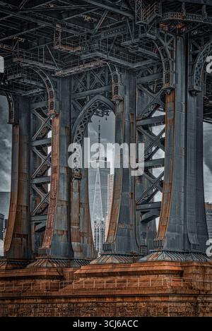 Manhattan Bridge Frames WTC NYC Foto Stock