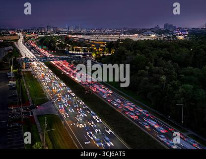 Orlando FL Aerial - Vista aerea del traffico veicolare durante l'ora crepuscolare sulla FL-435. Foto Stock