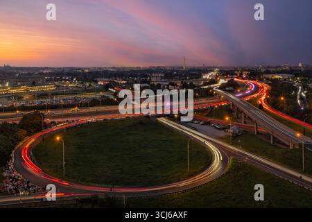 Tramonto a Washington DC - questa fotografia a lunga esposizione scattata al crepuscolo cattura le tracce luminose dei veicoli su una complessa rete di autostrade e rampe. Foto Stock
