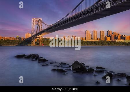 Crepuscolo sull'Hudson - il George Washington Bridge attraversa le tranquille acque del fiume Hudson Foto Stock