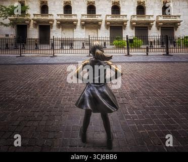 NYC Fearless Girl Wall Street - la Borsa di New York con la Fearless Statue Girl in primo piano. Foto Stock