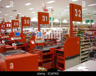 Vista interna dell'area di cassa del supermercato Target con banchi rossi, display digitali e corsie numerate in un punto vendita negli Stati Uniti. Foto Stock