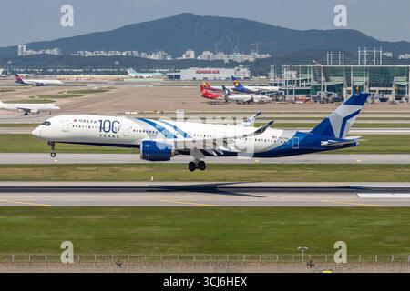 Questa fotografia cattura un Airbus A350-941 della Delta Air Lines, registrazione N527DN, durante il suo atterraggio all'aeroporto internazionale di Incheon in Corea del Sud Foto Stock