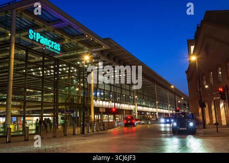 La stazione di St Pancras è illuminata di notte, Londra, Inghilterra. Scena notturna, scena di strada Foto Stock