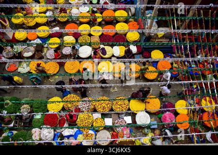Bangalore, Karnataka, India. 5 settembre 2025. I venditori di fiori organizzano le loro scorte colorate e aspettano i clienti al mercato di Krishnarajendra a Bengaluru il venerdì. Popolarmente conosciuto come KR Market, è considerato il più grande mercato di fiori della città e uno dei più trafficati dell'India meridionale, dove migliaia di chili di calendula, gelsomino, rose e altri fiori vengono commercializzati ogni giorno, soprattutto prima di festival e matrimoni. (Immagine di credito: © Shriram BN/ZUMA Press Wire) SOLO PER USO EDITORIALE! Non per USO commerciale! Foto Stock