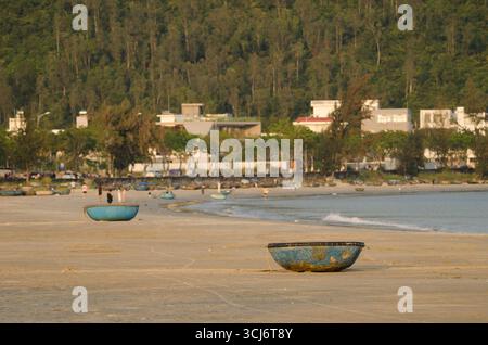 Barche a cesto sulla mia spiaggia di Khe. Da Nang. Vietnam. Foto Stock
