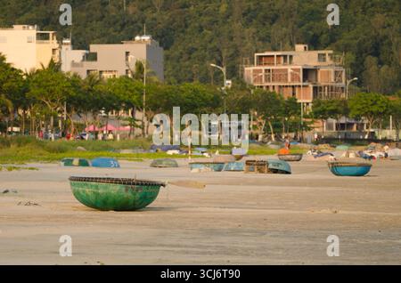 Barche a cesto sulla mia spiaggia di Khe. Da Nang. Vietnam. Foto Stock