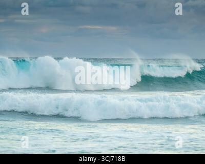 Forti tempeste invernali nell'Oceano Pacifico settentrionale generano enormi onde Foto Stock