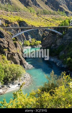 New Zealand State Highway 6 usando il ponte kawarau per attraversare il fiume Kawarau, Queenstown, nuova Zelanda Foto Stock