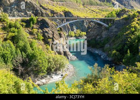 New Zealand State Highway 6 usando il ponte kawarau per attraversare il fiume Kawarau, Queenstown, nuova Zelanda Foto Stock