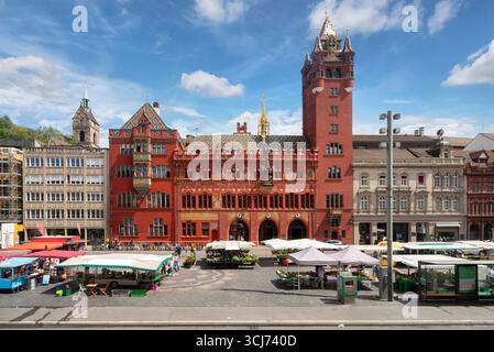 Basilea, Svizzera. Vista dell'edificio rosso vecchio di 500 anni del municipio di Basilea Foto Stock