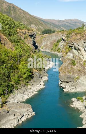 Il fiume Kawarau e la gola sono visibili dallo storico ponte sospeso, Queenstown, nuova Zelanda Foto Stock