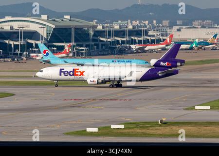 Questa fotografia mostra un aereo cargo FedEx McDonnell Douglas MD-11F presso l'aeroporto internazionale di Incheon in Corea del Sud Foto Stock