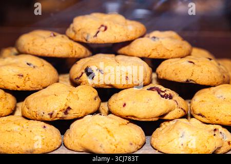 Biscotti fatti in casa con farcitura di frutta impilata l'una sull'altra. Foto Stock