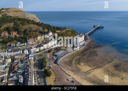 Vista aerea del molo di Llandudno che si estende sul mare accanto alle scogliere del grande orme in un giorno d'estate. Foto Stock