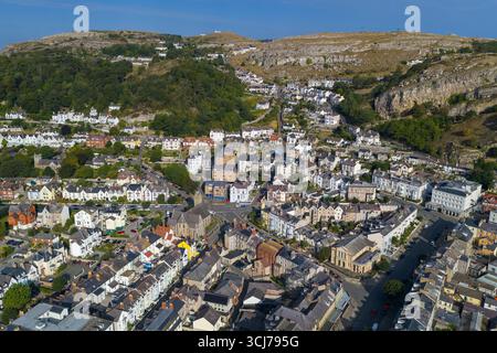 Vista Aeri di Llandudno, Galles, mostra un mix di case in stile vittoriano, edifici moderni e strade tortuose annidate contro la collina Great orme Foto Stock