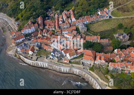 Vista panoramica aerea della Robin Hood's Bay sulla costa dello Yorkshire, Inghilterra, che mostra lo storico villaggio di pescatori con case dal tetto rosso e una strada tortuosa Foto Stock