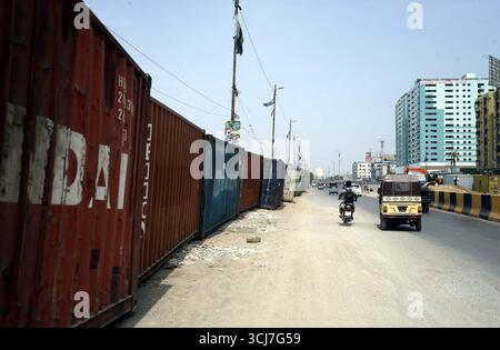 I container sono stati collocati dalla polizia di Sindh in quanto gli accordi di sicurezza stanno rendendo la polizia a prova di errore per motivi di sicurezza per la processione religiosa in connessione con la cerimonia di compleanno del Santo Profeta alla vigilia del 12° Rabi-ul-Awwal, presso M.A Jinnah Road a Karachi venerdì 5 settembre 2025. Foto Stock