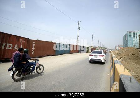 I container sono stati collocati dalla polizia di Sindh in quanto gli accordi di sicurezza stanno rendendo la polizia a prova di errore per motivi di sicurezza per la processione religiosa in connessione con la cerimonia di compleanno del Santo Profeta alla vigilia del 12° Rabi-ul-Awwal, presso M.A Jinnah Road a Karachi venerdì 5 settembre 2025. Foto Stock