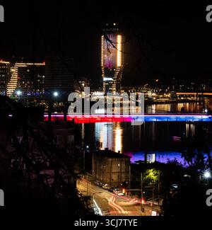 Vista panoramica notturna del lungomare di Belgrado, del fiume Sava e della vecchia Belgrado Foto Stock
