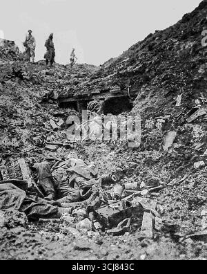 Fotografia pubblicata su le Miroir che mostra i soldati tedeschi uccisi nella loro trincea durante la battaglia della somme, novembre 1916. La scena illustra le conseguenze di pesanti sbarramenti di artiglieria francese vicino a Sailly-Saillisel, dove le posizioni furono cancellate e il terreno lasciato cosparso di corpi e detriti. Questa immagine è una testimonianza della devastazione della guerra di trincea e dell'immenso numero di vittime dei combattimenti sul fronte occidentale. Foto Stock
