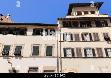 299 edifici in stile rinascimentale, largo Piero Bargellini di fronte alla Basilica di Santa Croce nel centro storico patrimonio dell'umanità dell'UNESCO. Firenze-Toscana Foto Stock