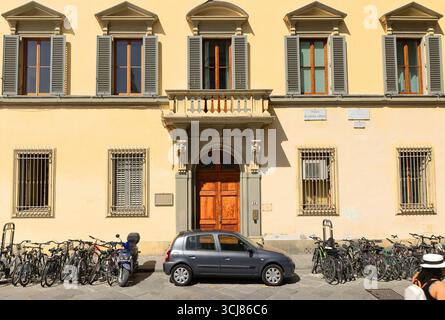 300 facciata rinascimentale giallo pallido del Palazzo Gargiolli su largo Piero Bargellini entrando in Piazza Santa Croce. Firenze-Toscana Foto Stock