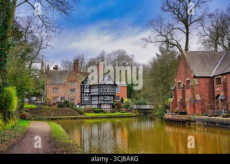 Vista panoramica di un tranquillo canale e di edifici storici lungo il corso d'acqua in inverno Foto Stock