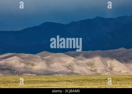 Nuvole di tempesta durante la stagione estiva dei monsoni nel Great Sand Dunes National Park, Colorado, Stati Uniti Foto Stock