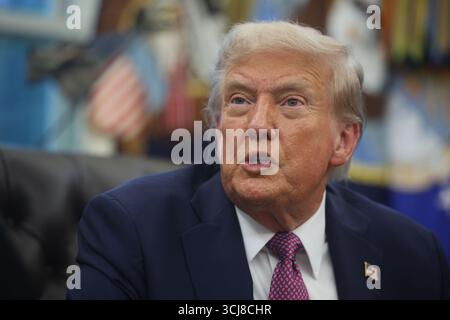 Washington, Stati Uniti. 5 settembre 2025. Il presidente Donald Trump parla ai media durante una stampa disponibile presso l'Ufficio ovale della Casa Bianca a Washington, DC, venerdì 5 settembre 2025. Francis Chung/UPI Credit: UPI/Alamy Live News Foto Stock
