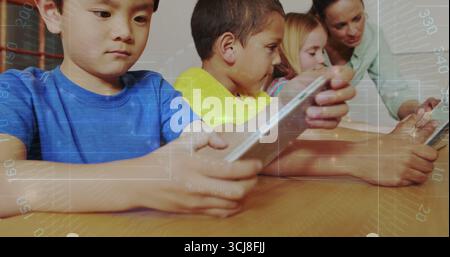 Guida degli insegnanti per aiutare gli studenti a utilizzare i tablet su un tavolo di legno in classe, tema di apprendimento digitale Foto Stock