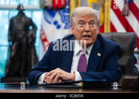 Washington, Stati Uniti. 5 settembre 2025. Il presidente Donald Trump parla all'Ufficio ovale alla Casa Bianca il 5 settembre 2025. Foto di Francis Chung/Pool/ABACAPRESS.COM credito: Abaca Press/Alamy Live News Foto Stock