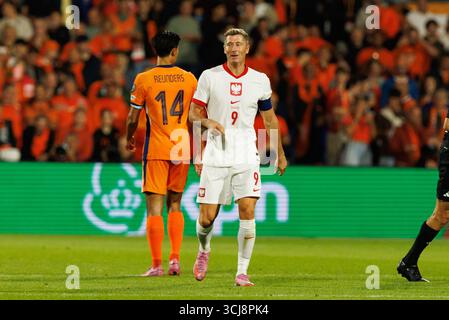 Tijjani Reijnders e Robert Lewandowski visti durante la partita di qualificazione europea ai Mondiali 2026 tra le squadre nazionali di Paesi Bassi e Polonia (ma Foto Stock