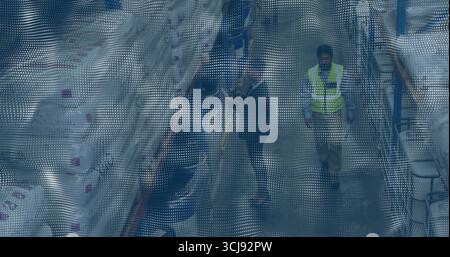 Ispezione dell'inventario, personale in giubbotto di sicurezza e tute corridoio scaffalature, con scatole portadocumenti Foto Stock