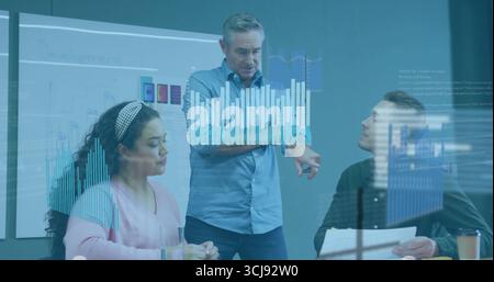 Presentazione di gesti da uomo maturo nella sala riunioni, con grafici finanziari proiettati su lavagna bianca Foto Stock