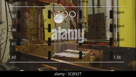 Foratura del pezzo utilizzando il mandrino di fresatura CNC in officina, producendo nebbia di liquido refrigerante e trucioli Foto Stock