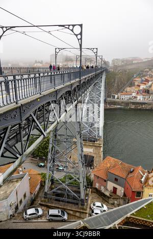 Ponte Dom Luis i costruito tra il 1881 e il 1886 e visto dal lato sud di Vila Nova de Gaia in una giornata nebbiosa. Foto Stock