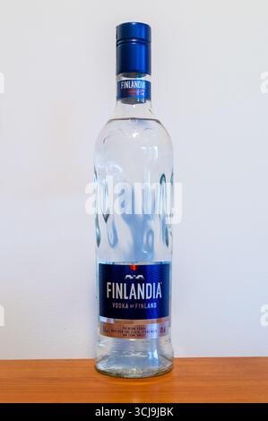 Pruszcz Gdanski, Polonia - 31 dicembre 2024: Bottiglia di Finlandia Vodka. Vodka della Finlandia. Foto Stock