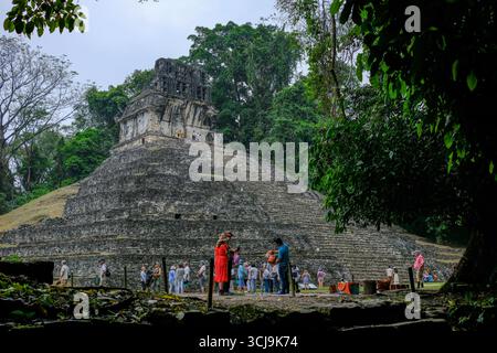 Palenque, Messico - 25 marzo 2025: Turisti che visitano il sito archeologico di Palenque a Palenque, Chiapas, Messico. Foto Stock