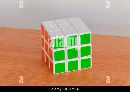 Pruszcz Gdanski, Polonia - 17 maggio 2025: Vedere un cubo di rubik risolto su un tavolo di legno. Foto Stock