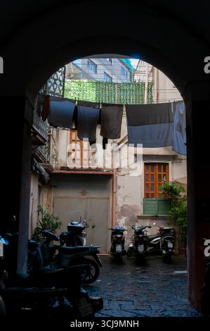 Una vista architettonica del paese di Antignano, con lavanderia appendibile ad asciugare nel quartiere Vomero. Napoli Foto Stock