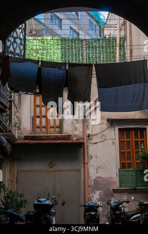Una vista architettonica del paese di Antignano, con lavanderia appendibile ad asciugare nel quartiere Vomero. Napoli Foto Stock