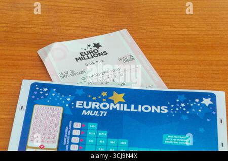 Pruszcz Gdanski, Polonia - 18 luglio 2025: Biglietto della lotteria da milioni di euro. Foto Stock