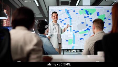 Agente immobiliare multirazziale che utilizza computer Map per la ricerca di elenchi Foto Stock