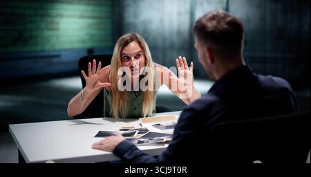 Nella prigione oscura, Un detective interroga Un criminale femminile. Foto Stock