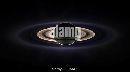 Il gigante gassoso pianeta Saturno che mostra i suoi anelli maestosi. Foto Stock