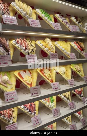 Mostra gli esemplari di plastica nella vetrina di un negozio di crepes giapponesi a Takeshita-dori, Takeshita Street, vicolo con negozi di souvenir e ristoranti Foto Stock