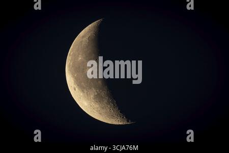 Luna cerata nel cielo notturno limpido. Niederursel, Francoforte sul meno, Assia, Germania Foto Stock