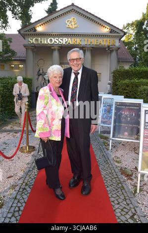 Otfried Laur mit Ehefrau Leni Laur bei der Premiere des Theaterstücks Der eingebildet Kranke und 90. Teatro Geburtstag von Dieter Hallervorden im Schlosspark. Berlino, 05.09.2025 *** Otfried Laur con la moglie Leni Laur alla prima dello spettacolo Der eingebildet Kranke e Dieter Hallervordens 90° compleanno allo Schlosspark Theater di Berlino, 05 09 2025 foto:XM.xBehrensx/xFuturexImagex hallervorden 5805 Foto Stock