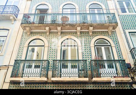 Lisbona, Portogallo - 29.12.2022: Scoprite gli affascinanti dettagli architettonici che si trovano in un edificio tradizionale con balconi Foto Stock